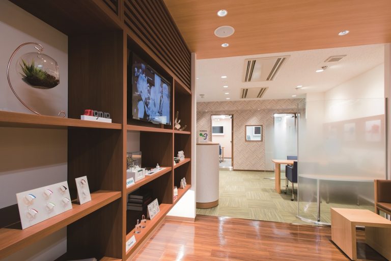 認定補聴器専門店　小型補聴器専門店　ヒヤリングストア新宿西口店