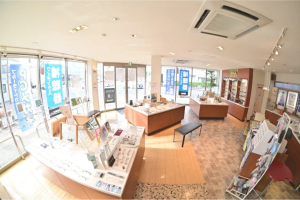 メガネの丸善 安芸店の店内