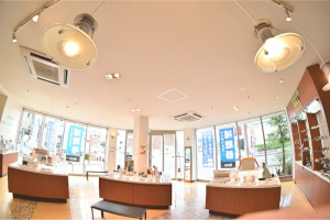メガネの丸善 安芸店の店内