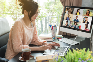 テレワークをしている女性です。