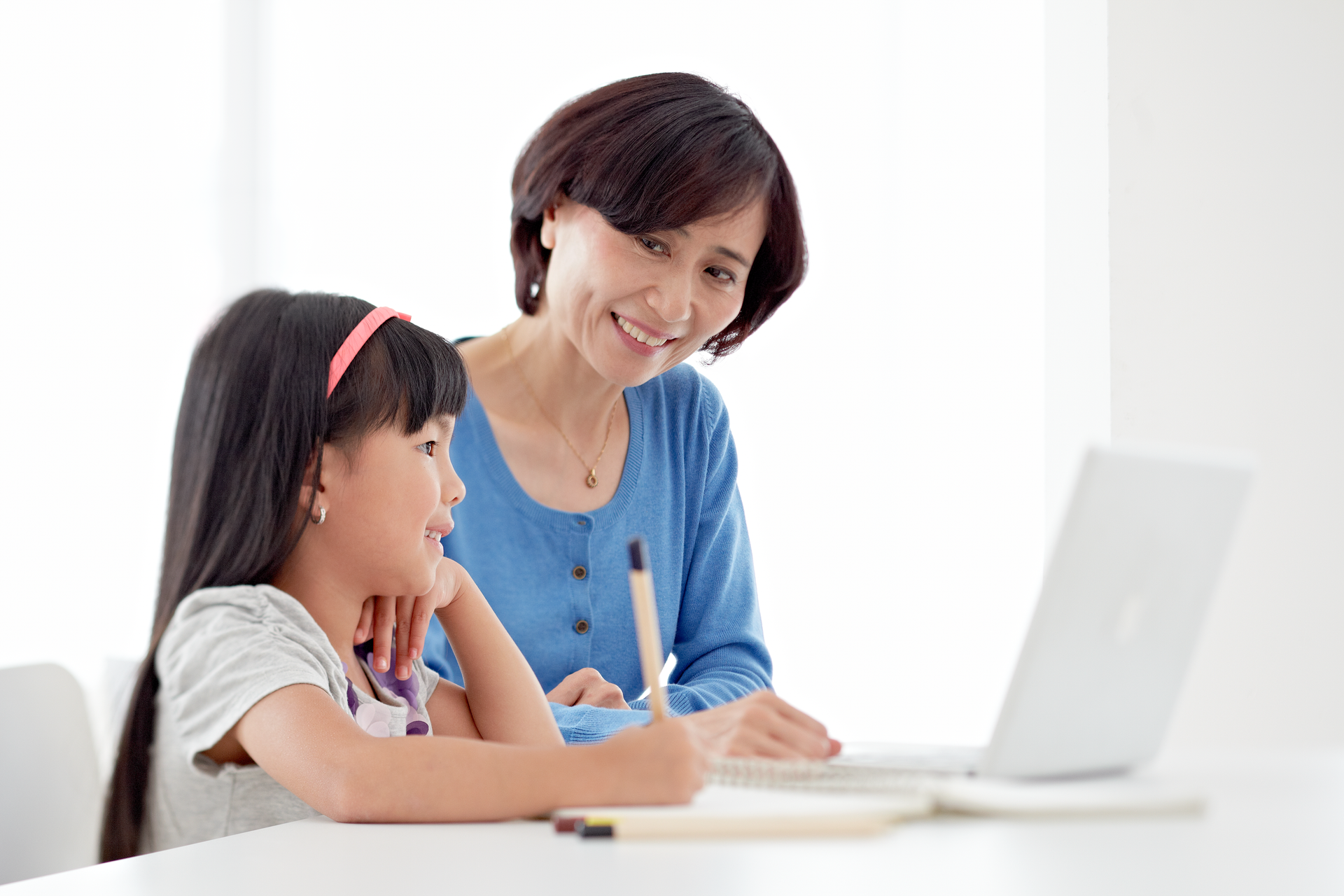 子どもとお母さんのイメージ写真