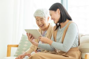 楽し気におしゃべりする二人