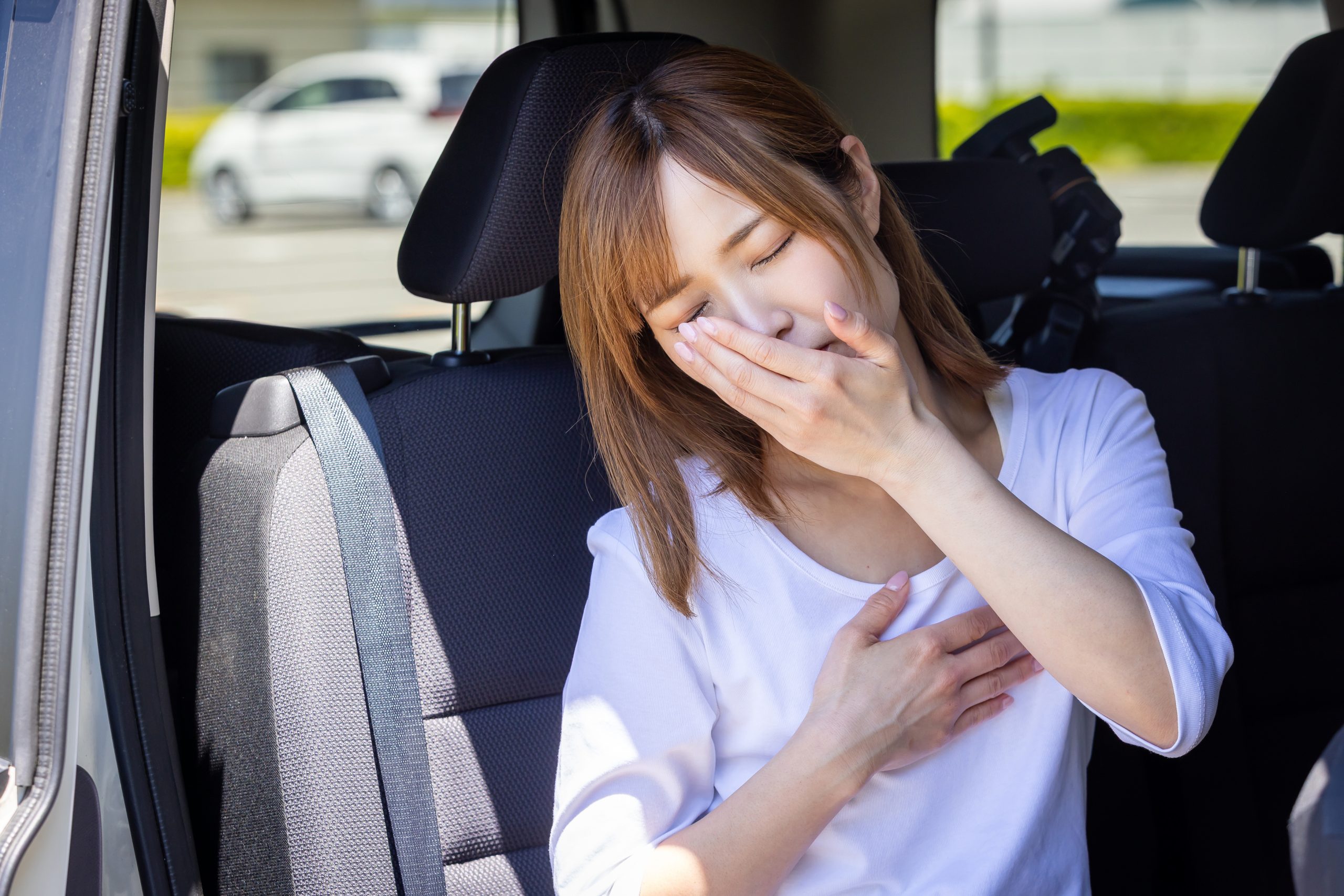 乗り物酔いした女性