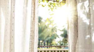 「お洗濯物みたいに、お日さまで乾かせばいいかな？」と思われるかもしれませんが、これも実はNGなんです。特に夏場の直射日光は、想像以上に温度が上がってしまいます。