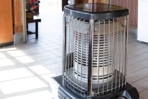 暖房器具の近くも、補聴器にとってはちょっと暑すぎる環境です。中の回路が熱で故障したりしてしまうかもしれません。