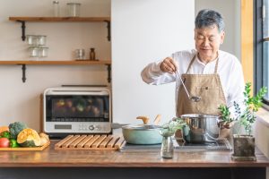 炒め物やパスタを茹でるときの湯気、食器洗いでピョンと跳ねる水しぶき、ぞうきんがけや窓拭きでうっかりつく水分、洗濯物を干している時にポツポツ降ってくる雨粒...こんな日常のあるあるシーンも、防水性能補聴器なら気にせず装用ができます