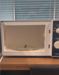 電子レンジの電波が補聴器の部品を壊してしまって、充電池が発火してしまうこともあります。電子レンジ自体も故障してしまうことがあるので、絶対にやめてください。