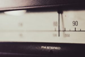 FMラジオは15kHzまで対応し高音質な音楽番組を提供することができるのに対し、AMラジオは7.5kHzまでの対応となり音質がやや劣るため、ニュースやトークが中心です。そして、一般的な補聴器の多くはAMラジオと近い8kHz程度までで音の処理を行っています。